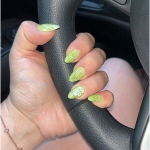 Customer press on nails! Reusable and easy to apply. Application kit included